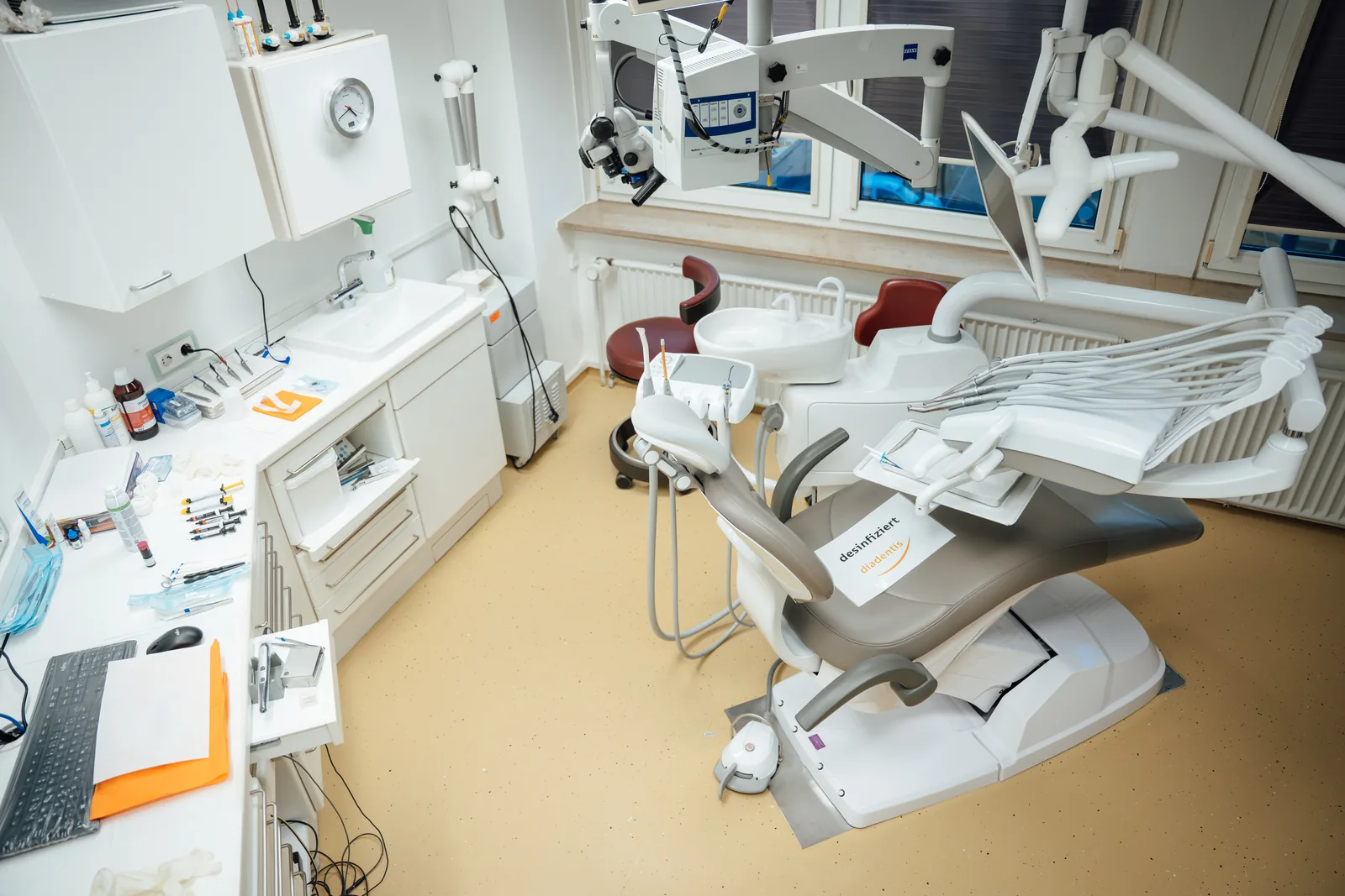 Behandlungszimmer mit vorbereitetem Behandlungsstuhl in der Zahnarztpraxis Diadentis in Essen